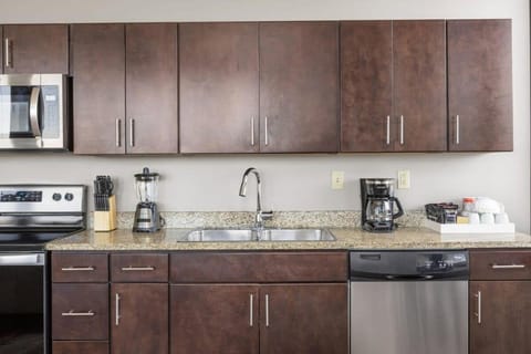 Coffee/tea facilities, Kitchen or kitchenette, dishwasher, oven, stove, toaster