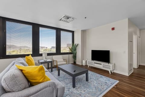 TV and multimedia, Living room, Seating area, Evening entertainment