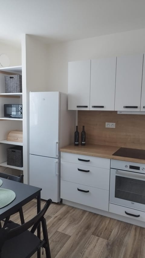 Kitchen or kitchenette, Dining area, dishwasher, minibar, pet friendly, stove