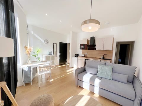 Living room, Seating area, Dining area, minibar, pet friendly, stove