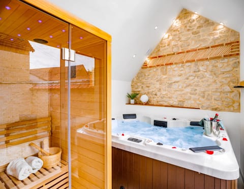 Hot Tub, Sauna, Spa and wellness centre/facilities, towels