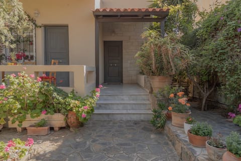 Property building, Facade/entrance, Garden