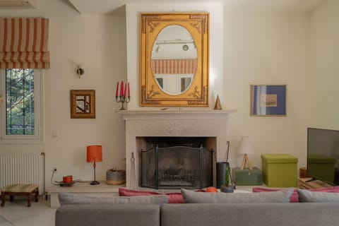 Living room, Seating area, internet