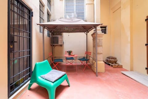 Central and cozy loft with courtyard Apartment in Bologna