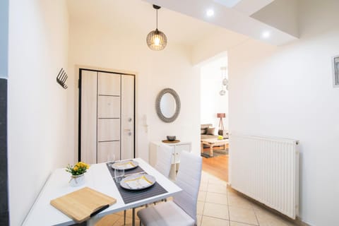 Bed, Dining area, Bedroom