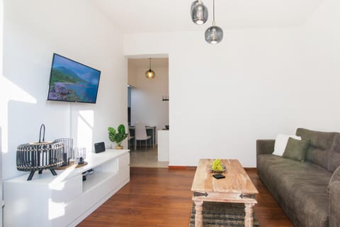 TV and multimedia, Seating area, Dining area