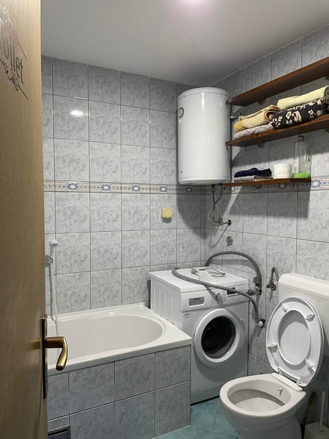 Toilet, Bathroom, Bath, towels, washing machine
