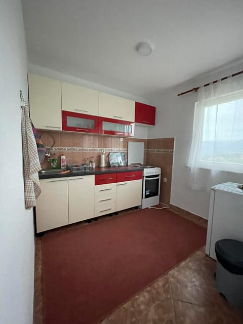 Kitchen or kitchenette, minibar, oven, stove
