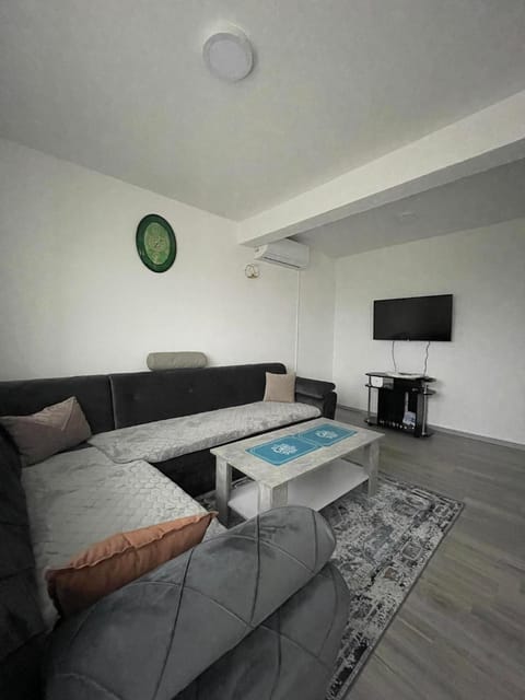TV and multimedia, Living room, Seating area, air conditioner