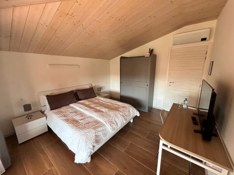 Bed, TV and multimedia, Photo of the whole room, wardrobe, air conditioner