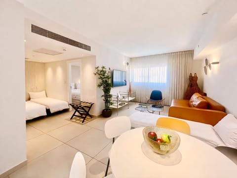 Bed, TV and multimedia, Living room, Seating area, Dining area, Bedroom