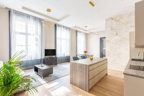 TV and multimedia, Kitchen or kitchenette, Living room, Seating area, kitchen, kitchen