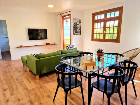 TV and multimedia, Living room, Seating area, Dining area