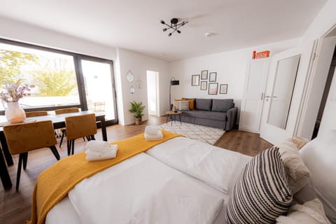 Staff, Bed, Living room, Photo of the whole room, Seating area, Dining area, Bedroom