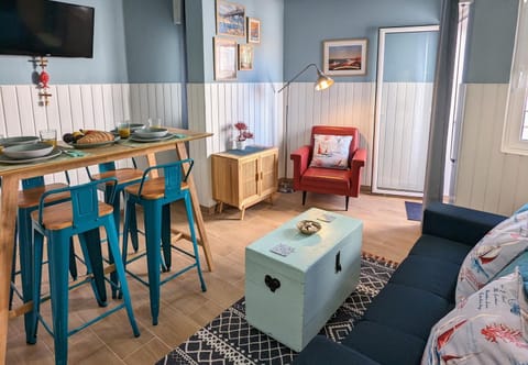 Communal lounge/ TV room, TV and multimedia, Living room, Seating area, Dining area, Evening entertainment