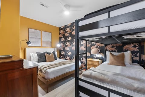 Bedroom, bunk bed