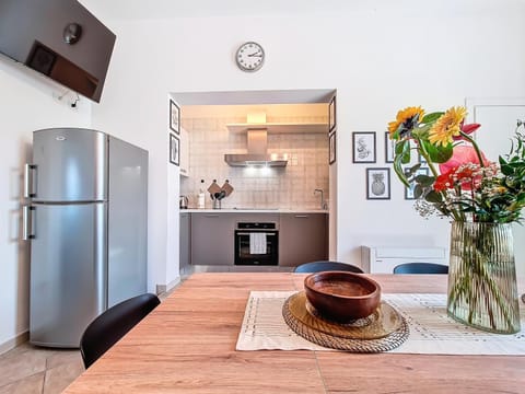 Kitchen or kitchenette, Kitchen or kitchenette, Dining area, stove