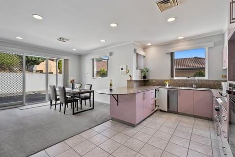 Kitchen or kitchenette, Dining area, minibar, pet friendly, stove