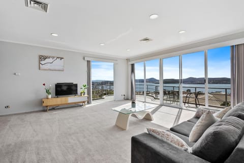 Communal lounge/ TV room, Natural landscape, TV and multimedia, View (from property/room), Balcony/Terrace, Living room, Seating area, Sea view