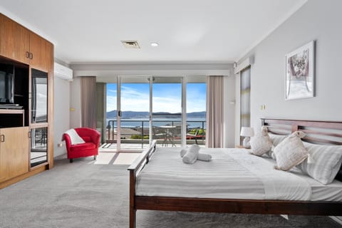 Bed, Natural landscape, TV and multimedia, Photo of the whole room, Bedroom, Sea view, towels