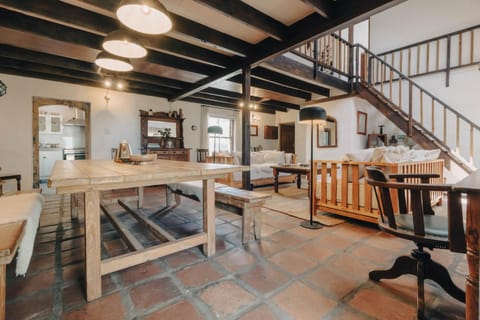 Kitchen or kitchenette, Living room, Seating area, Dining area