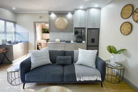Coffee/tea facilities, Kitchen or kitchenette, Living room, microwave, stove, toaster