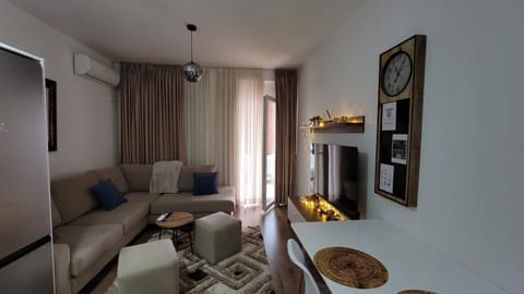 TV and multimedia, Living room, Seating area, air conditioner