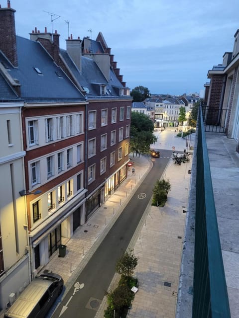 Balcony/Terrace, Street view
