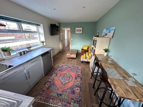 TV and multimedia, Kitchen or kitchenette, Living room, Seating area, Dining area
