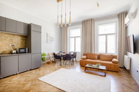 TV and multimedia, Kitchen or kitchenette, Living room, Seating area, Dining area