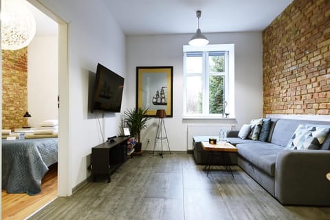 Communal lounge/ TV room, Bed, TV and multimedia, Living room, Photo of the whole room, Seating area, Evening entertainment, Bedroom