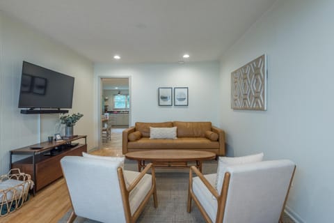 Peach & Pine Cottage House in Black Mountain