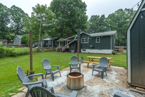 Peach & Pine Cottage House in Black Mountain