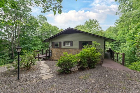 The Sunset Chalet Pet-friendly, Deck & 5 Minutes to Black Mountain! House in Black Mountain