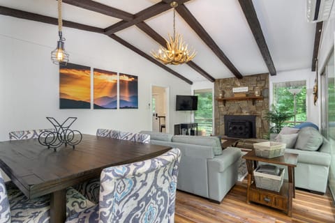 The Sunset Chalet Pet-friendly, Deck & 5 Minutes to Black Mountain! House in Black Mountain