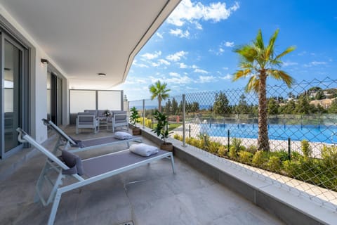 Balcony/Terrace, Swimming pool, sunbed