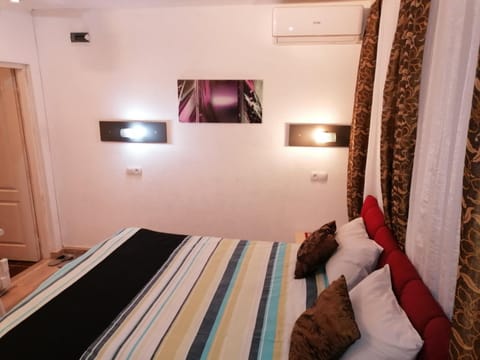 Bed, Photo of the whole room, air conditioner