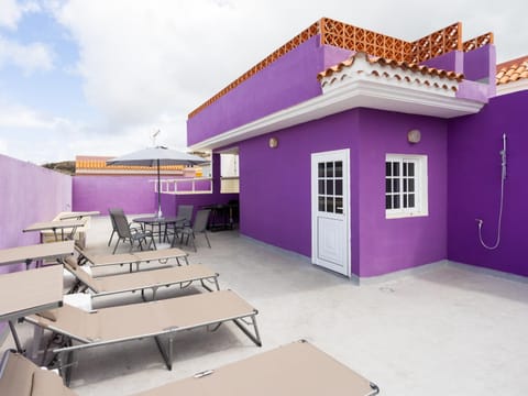 Shower, Property building, BBQ facilities, Balcony/Terrace, Balcony/Terrace, Dining area, sunbed