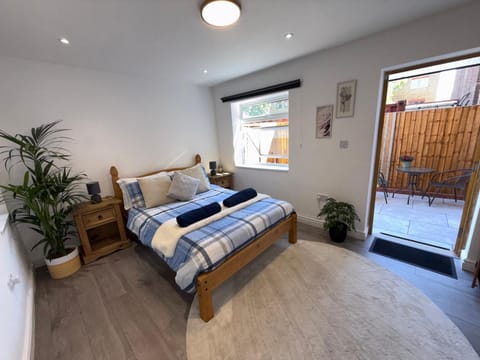 Bed, Garden, Photo of the whole room, Seating area, Bedroom, Garden view