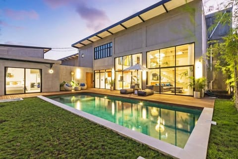 Property building, Patio, Garden, Garden view, Pool view, Swimming pool, sunbed