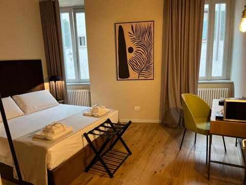 Bed, Photo of the whole room, Seating area, Bedroom, hair dresser, internet
