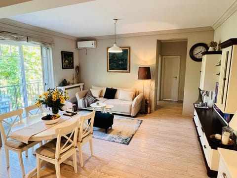 TV and multimedia, Living room, Seating area, Dining area, air conditioner