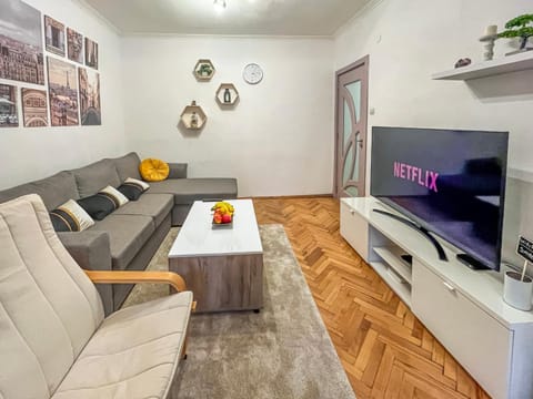 Communal lounge/ TV room, TV and multimedia, Living room, Seating area, Evening entertainment