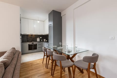 Kitchen or kitchenette, Dining area