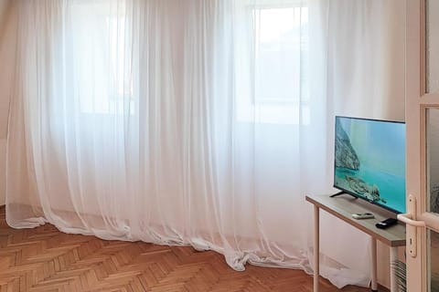 TV and multimedia, hair dresser