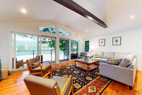 Bon Vie Chalet House in Lake Rescue