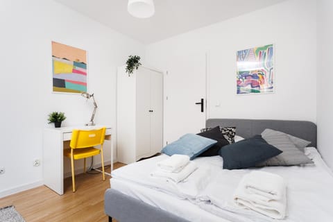 Bed, Photo of the whole room, Decorative detail, Bedroom, wardrobe