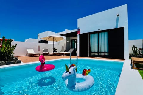 Property building, Swimming pool, sunbed