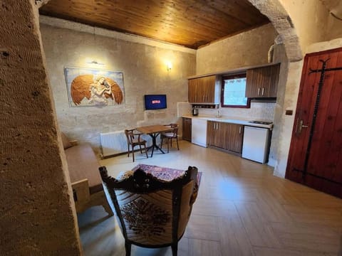 TV and multimedia, Kitchen or kitchenette, Living room, Dining area, stove
