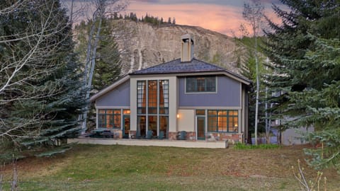 Property building, Patio, Mountain view
